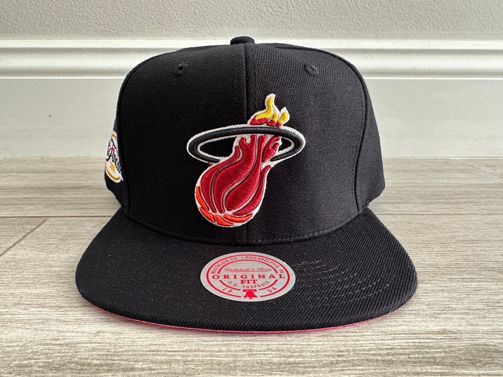 Miami Heat Hat Club Mitchell & Ness 2006 NBA Finals Pop UV Black Snapback