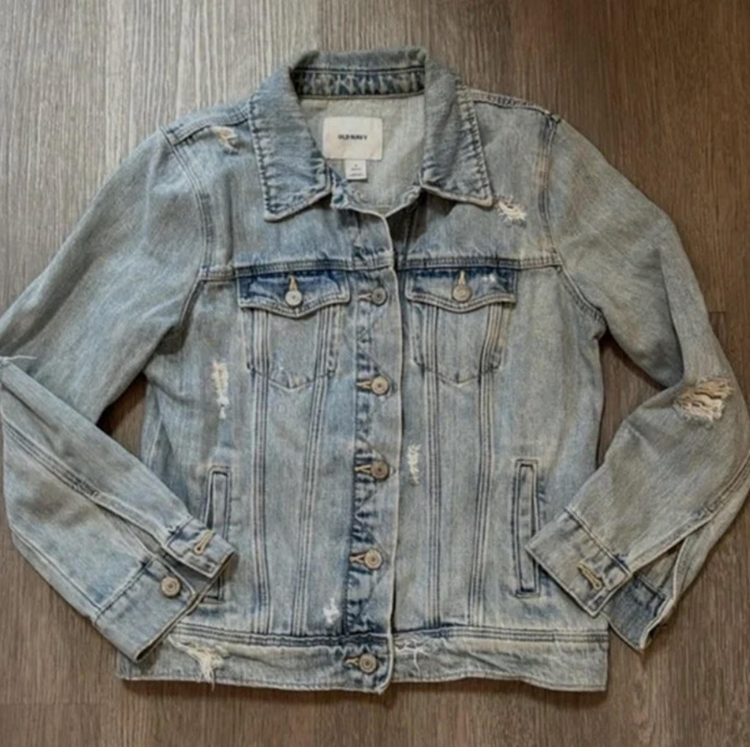 Old Navy Women's Light Wash Distressed Button Up Denim Jean Jacket, size Large