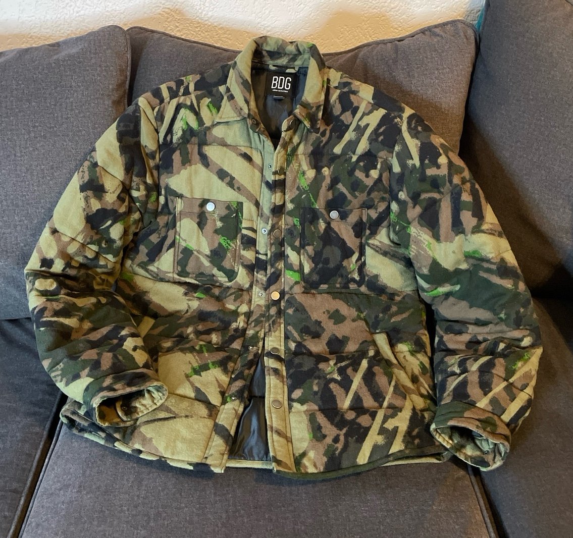BDG Urban Outfitters men’s Camo Puffer Jacket Coat size small