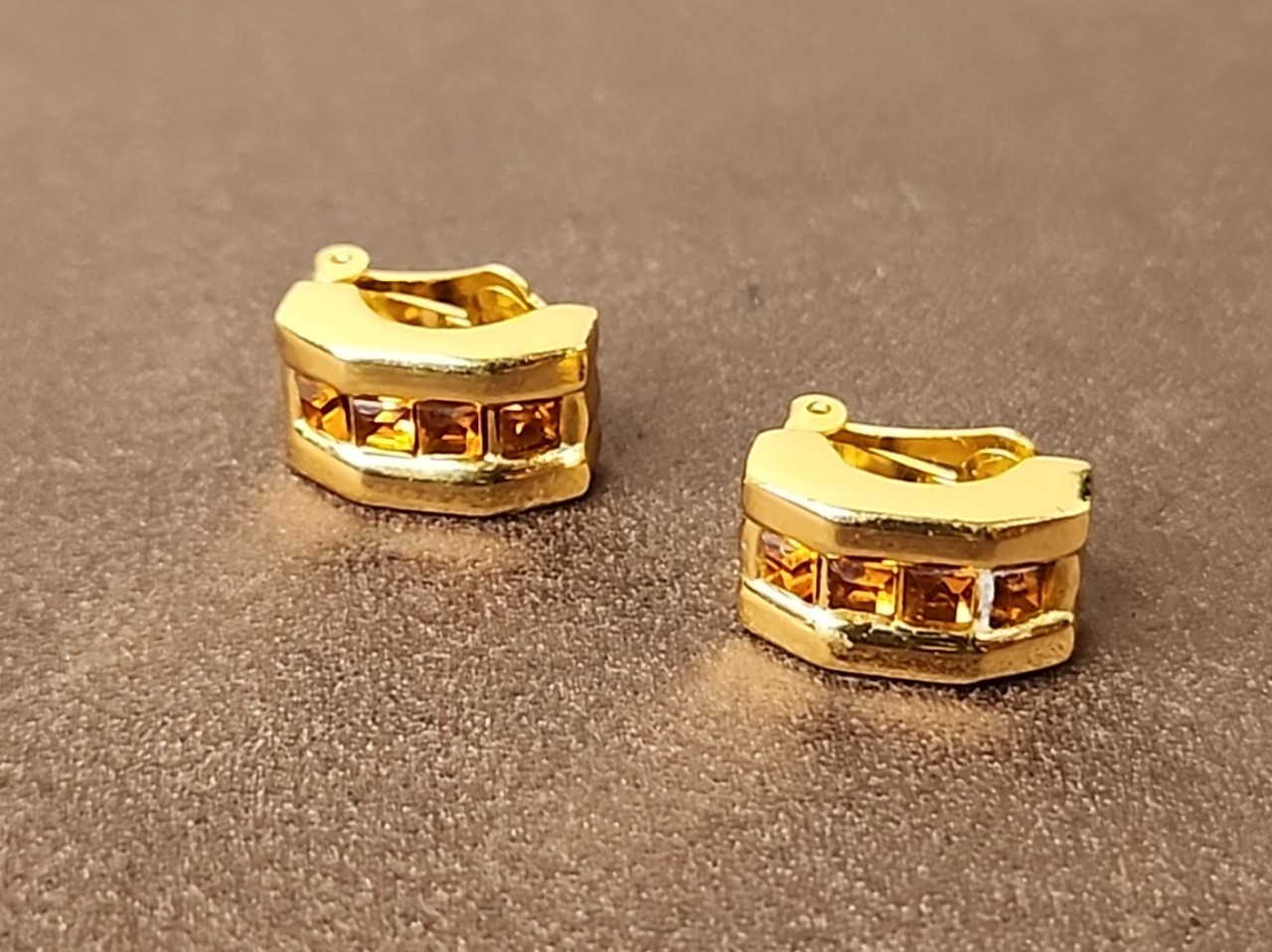 VINTAGE CHRISTIAN DIOR GOLD TONE CLIP EARRINGS