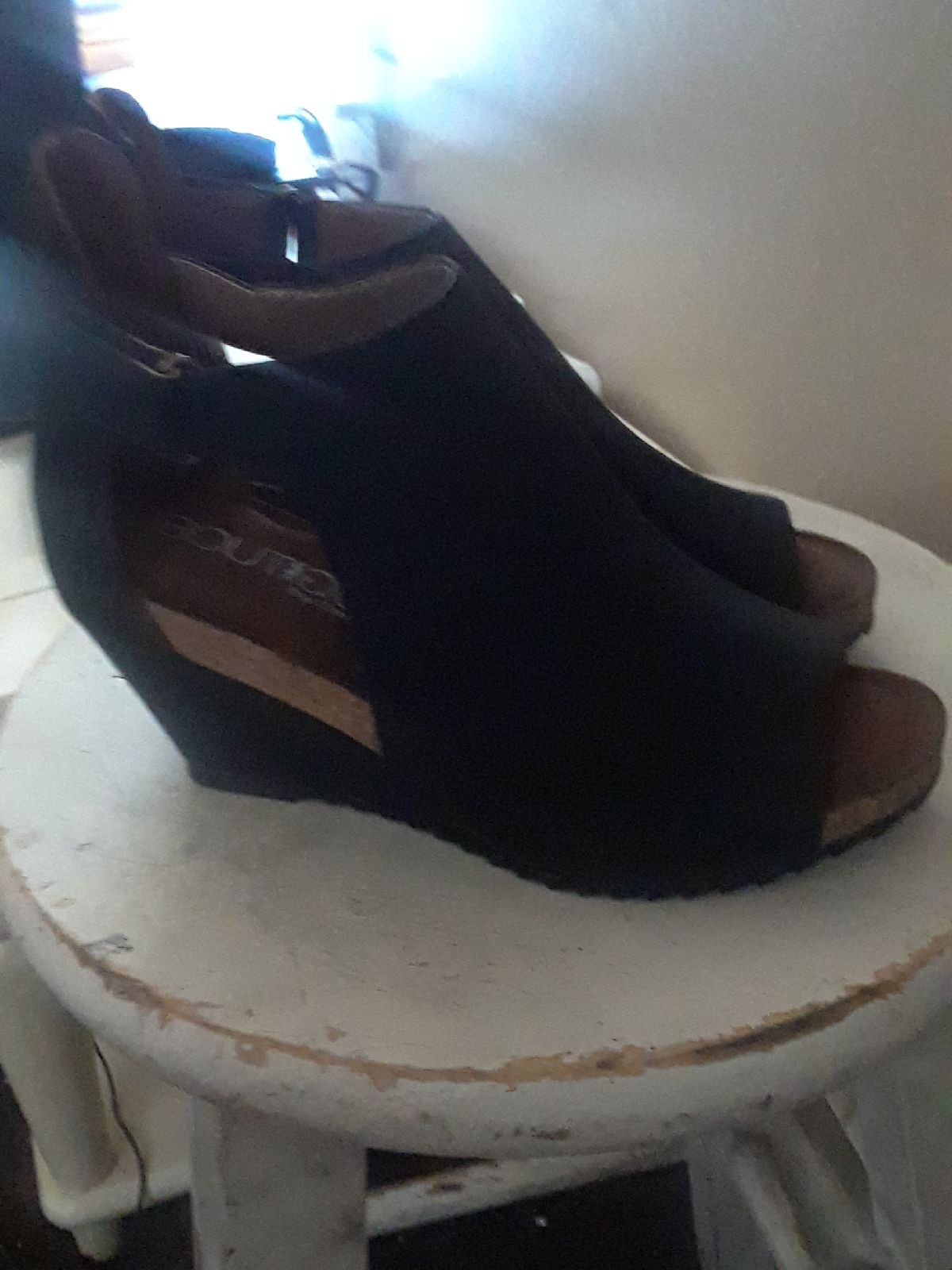 black wedges