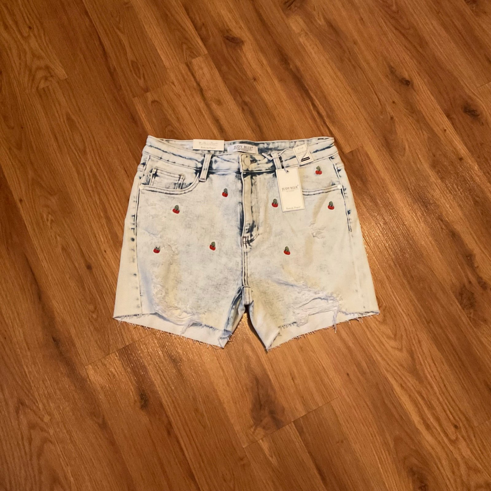 Judy Blue Acid Wash Denim Shorts with Cherries Women’s Size Large NWT