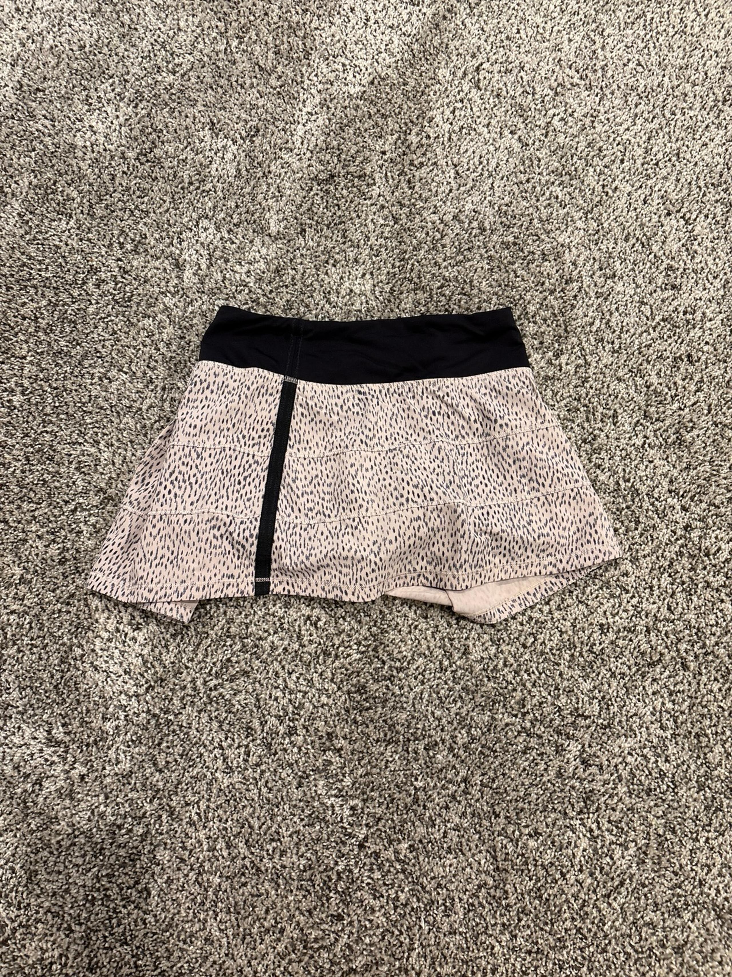 Lululemon woman’s athletic pattern skirt size 2