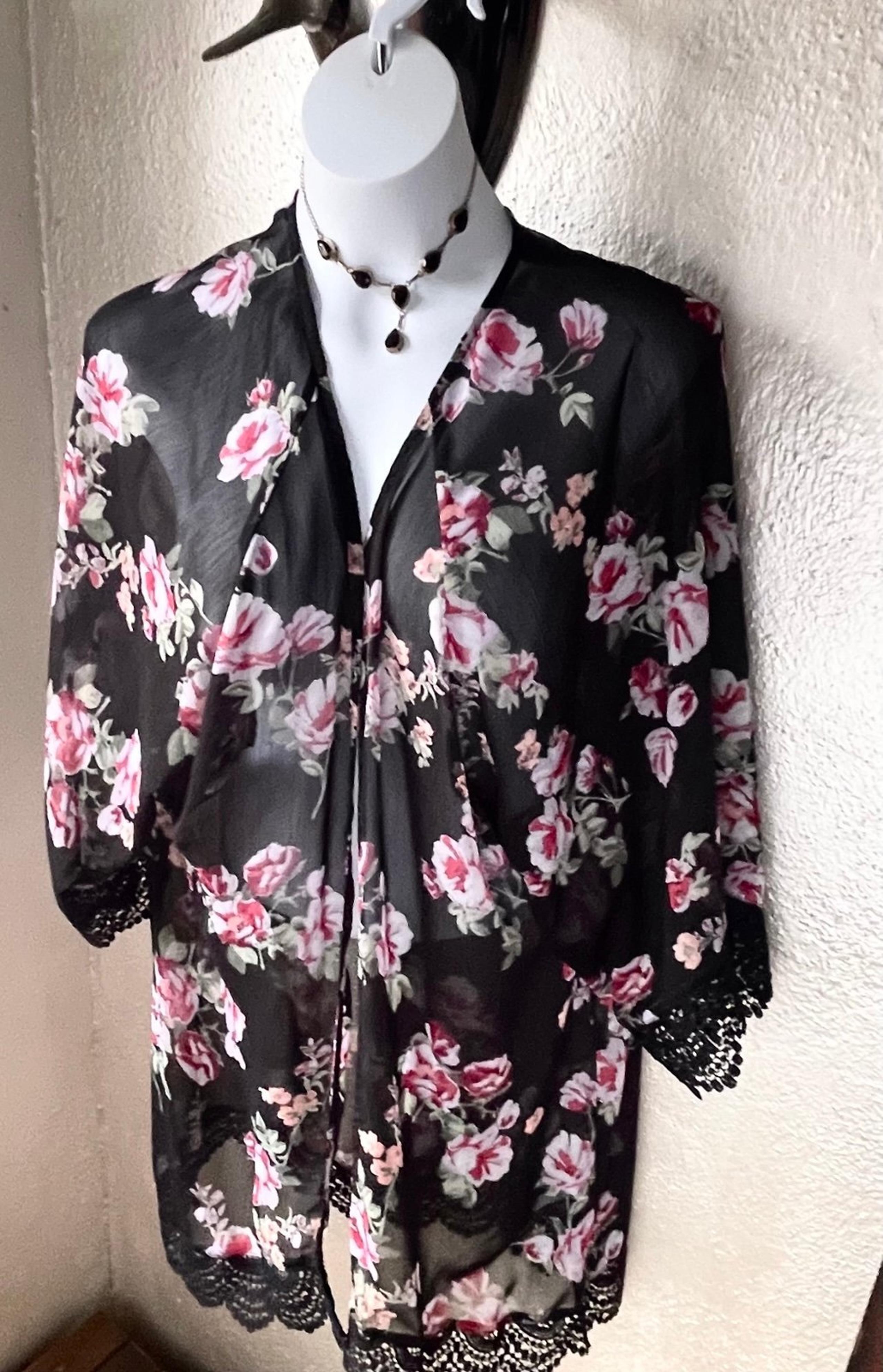 Black lace & floral Maurice’s cardigan M