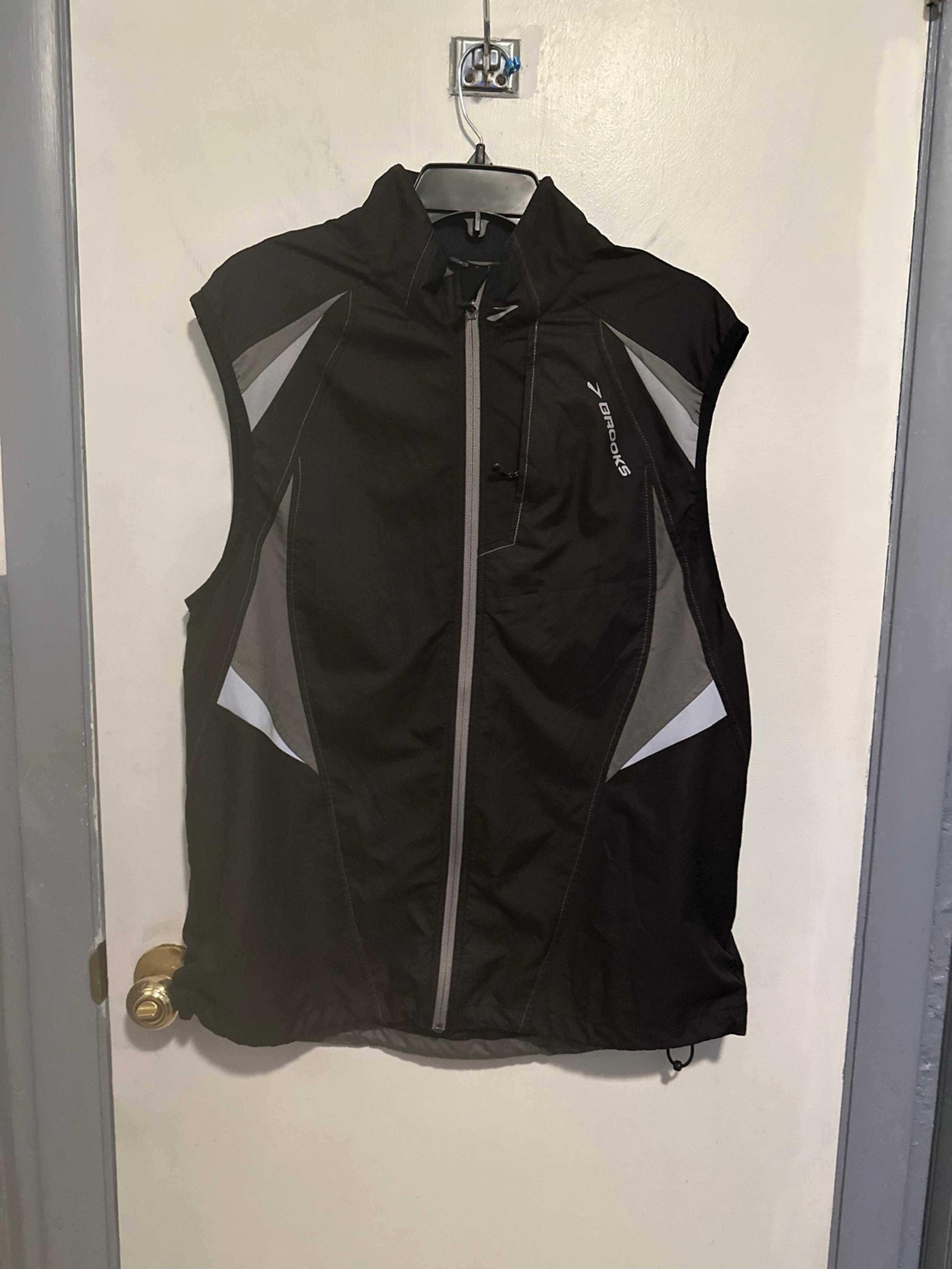 Brooks Shelter Technology Men's Black and Gray Running Vest