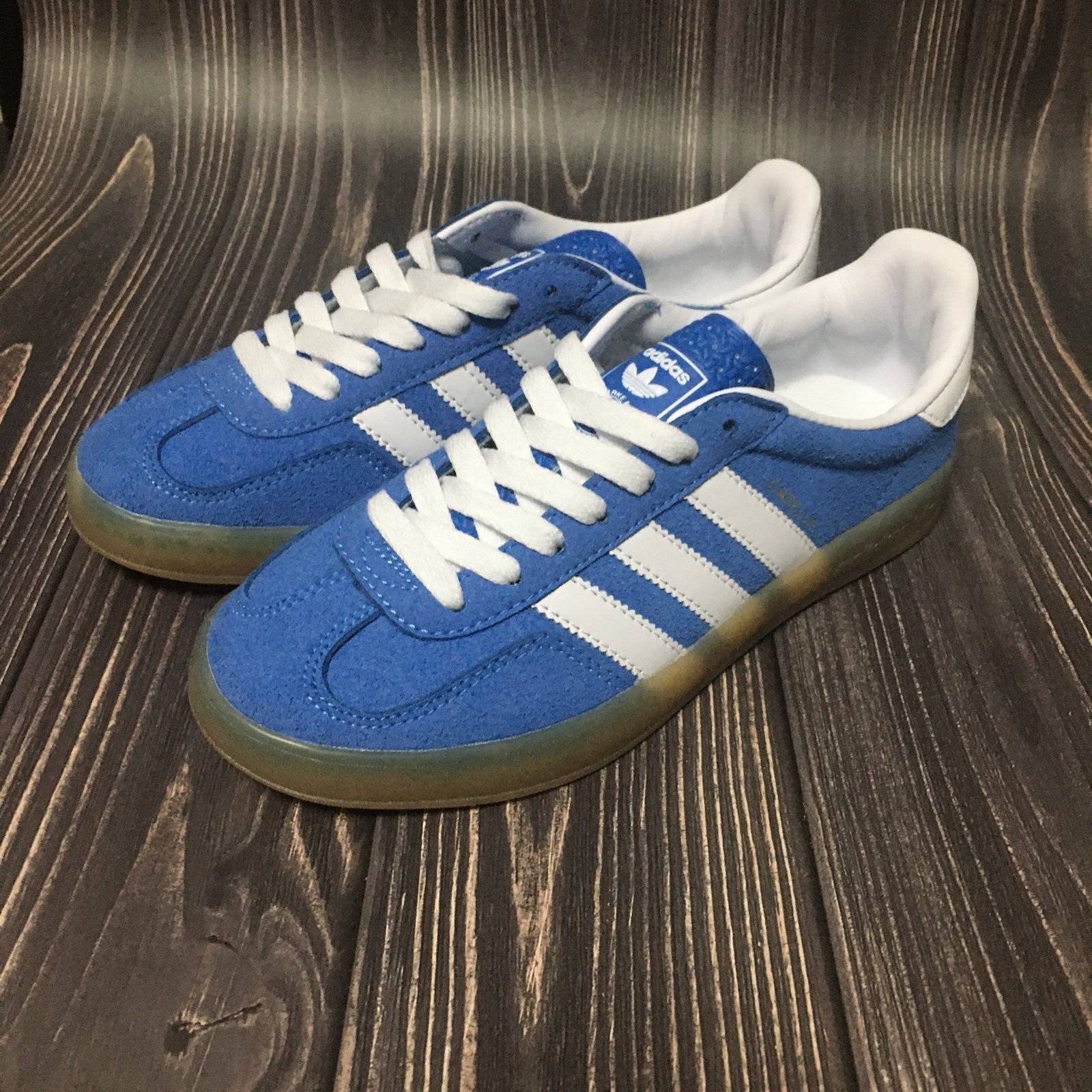 Size 7 women Adidas gazelle