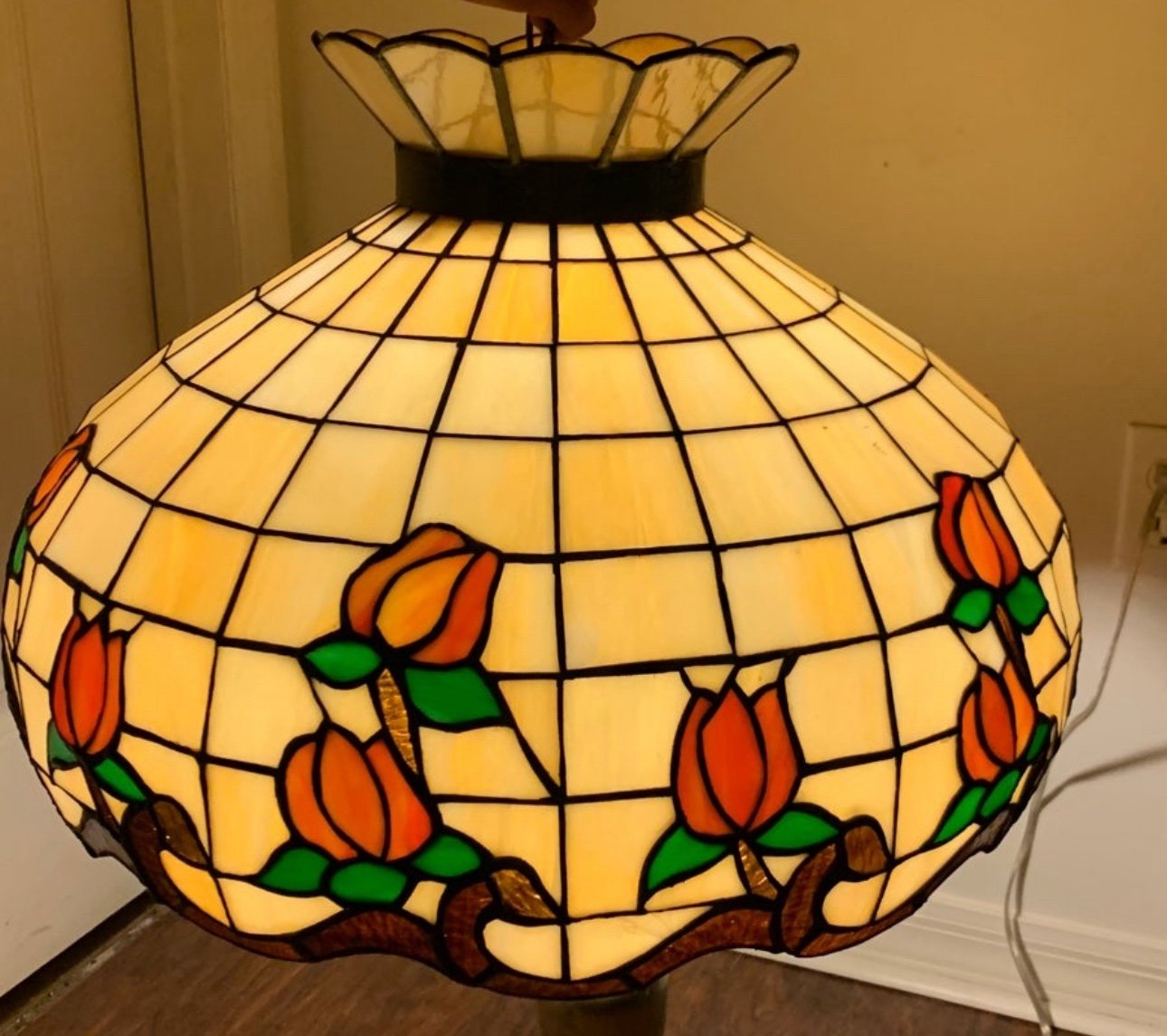 Beautiful rose pattern stain glass in very good condition no cracks in the peace