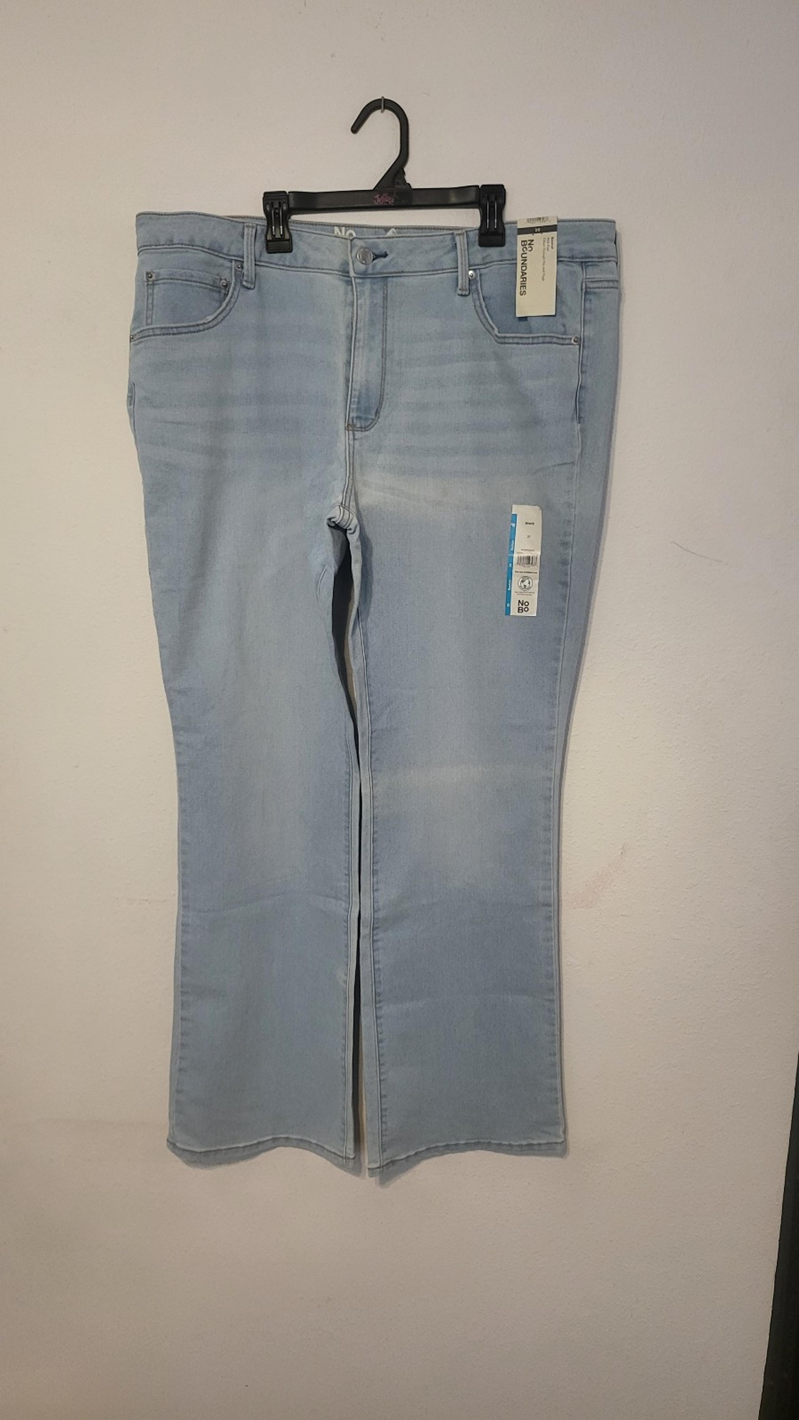 No Boundaries Mid Rise Bootcut Jeans.           SIZE 20