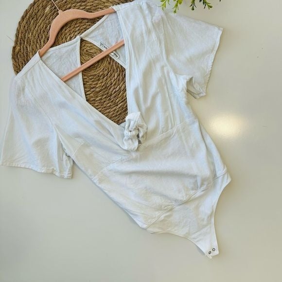 Abercrombie & Fitch White Knotted Tie Front Short Sleeve Bodysuit Size Medium