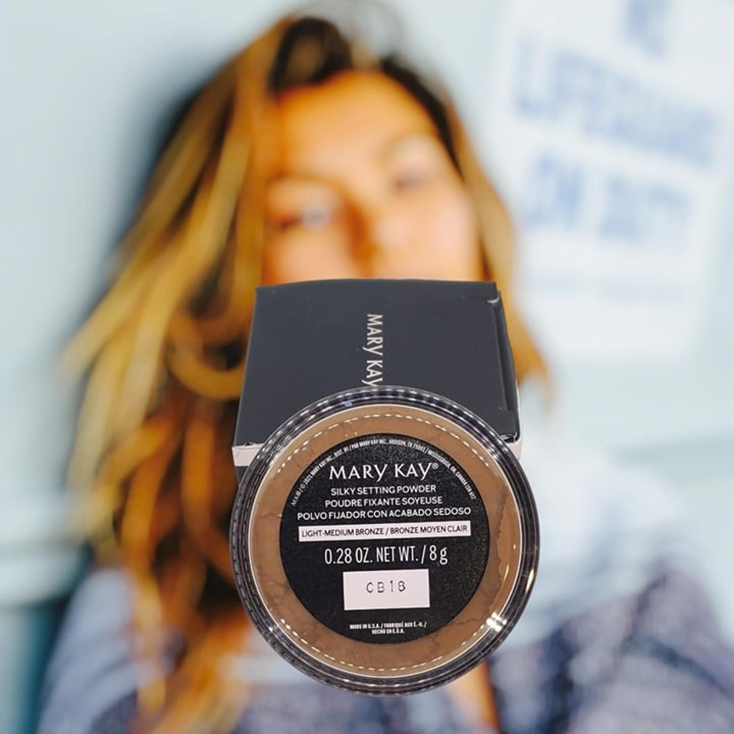 Light-to-Medium Bronze Silky Setting Powder - Mary Kay