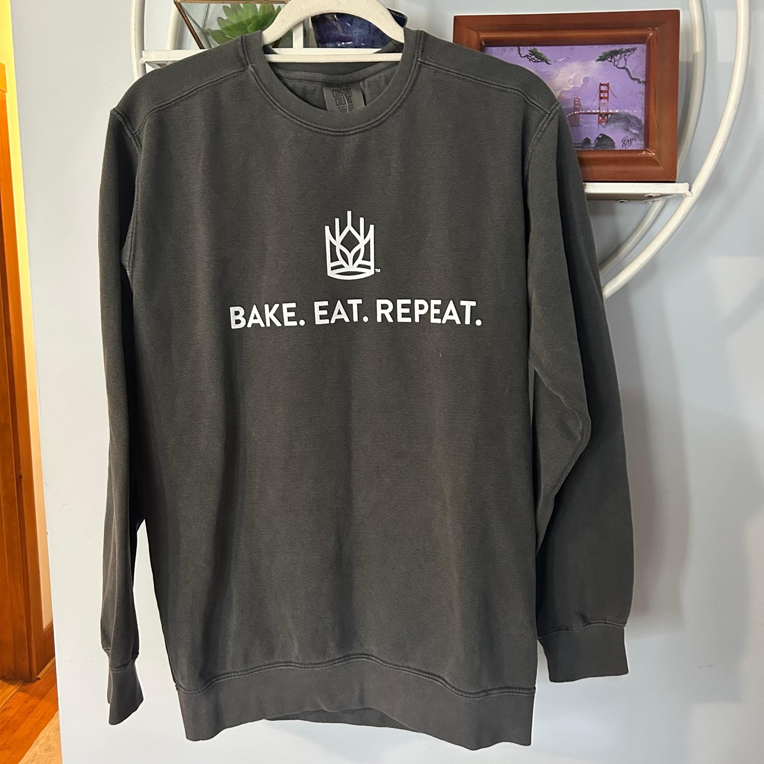 King Arthur Unisex Small S Bake Eat Repeat Pepper Comfort Colors Crewneck NWT
