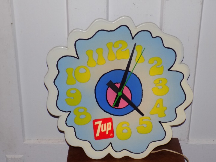 Vintage 1970’s 7UP Plastic Flower Clock.