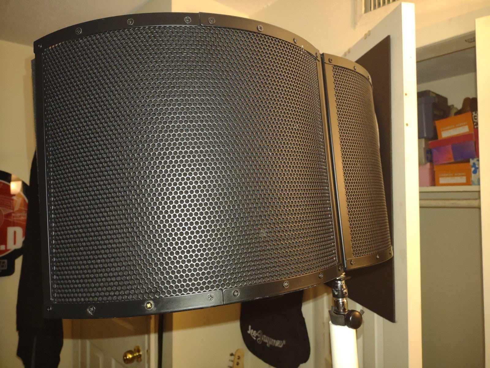 Studio isolation box for a microphone