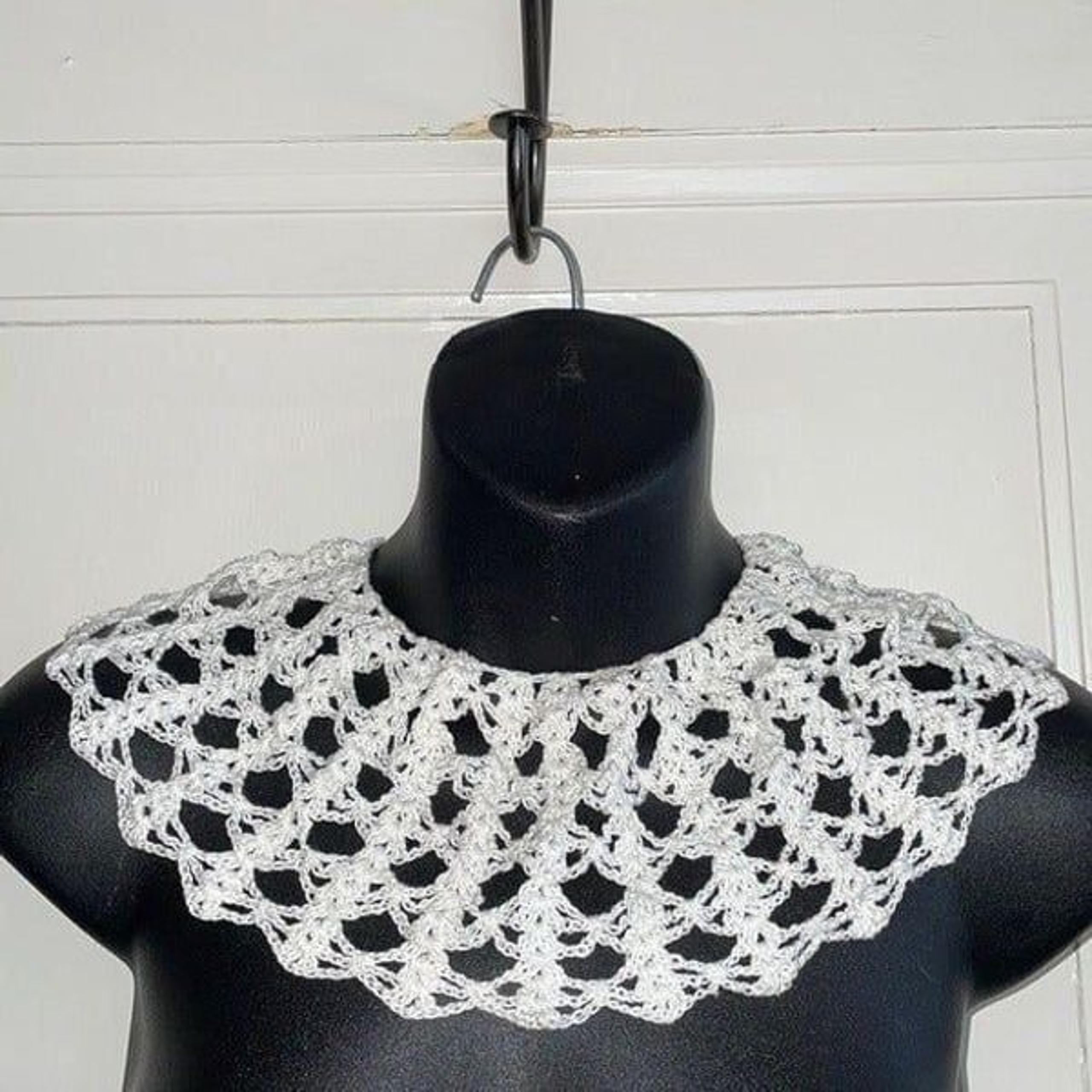 Vtg white crochet lace collar neck bib
