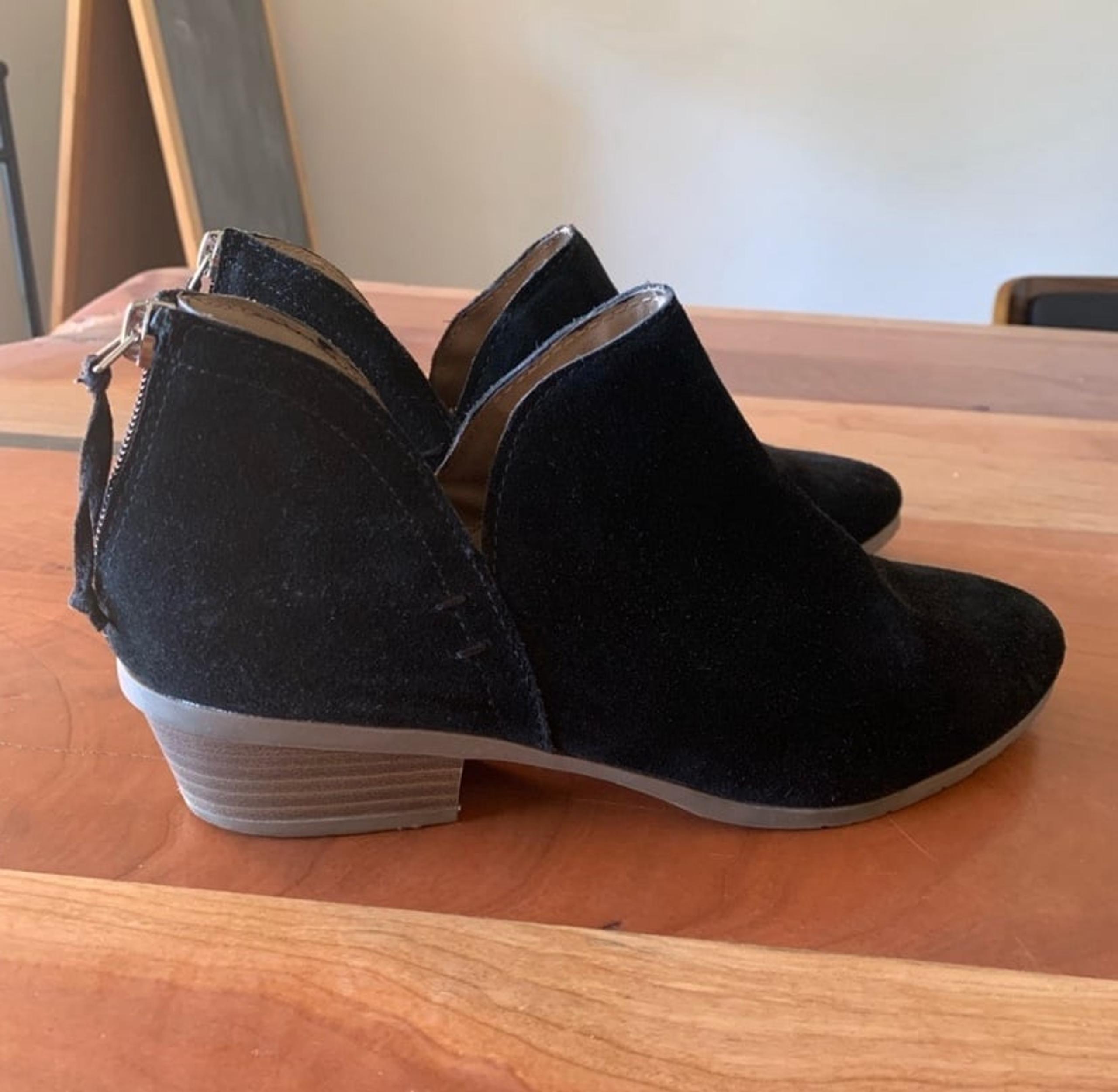 8.5 Reaction Kenneth Cole black ankle boots