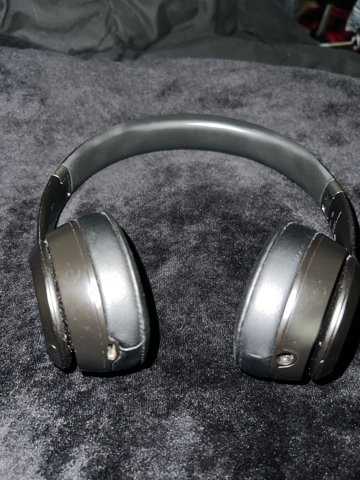 Black Beats Solo 4’s by Dr. Dre, Very lightly used 9/10 , No charger included.