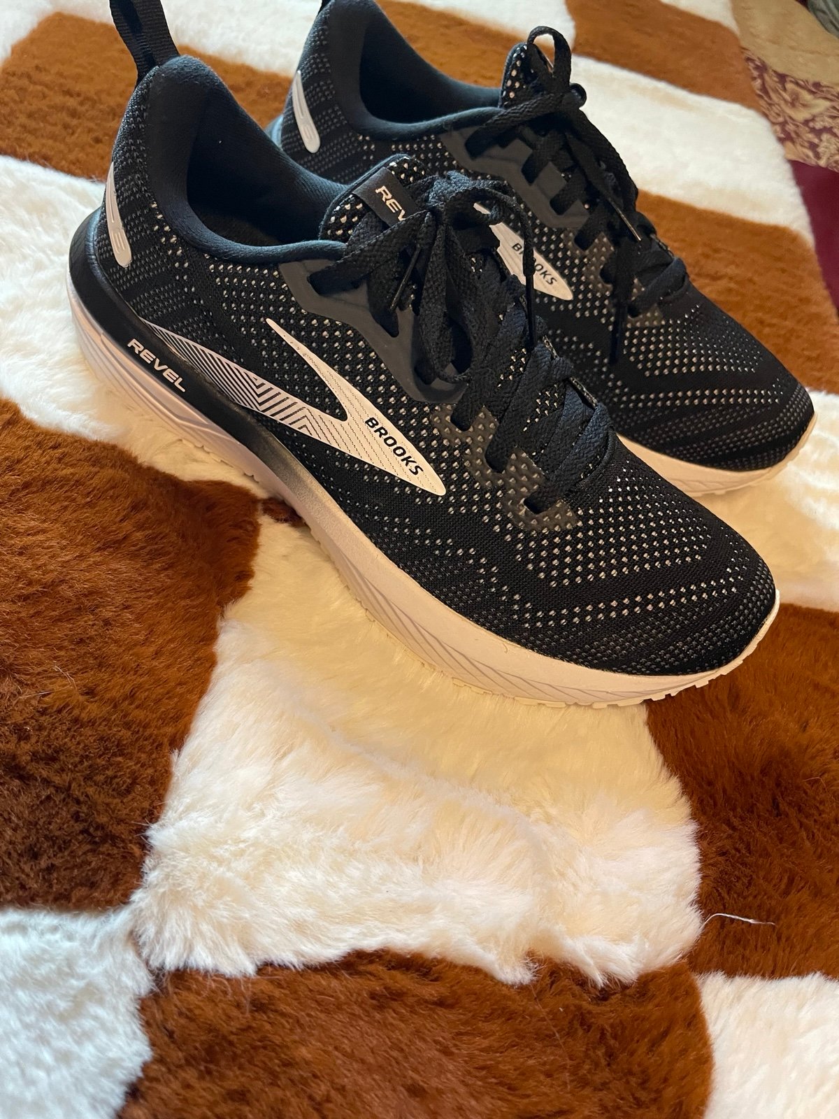 Size 8.5 BROOKS women’s shoes , almost new