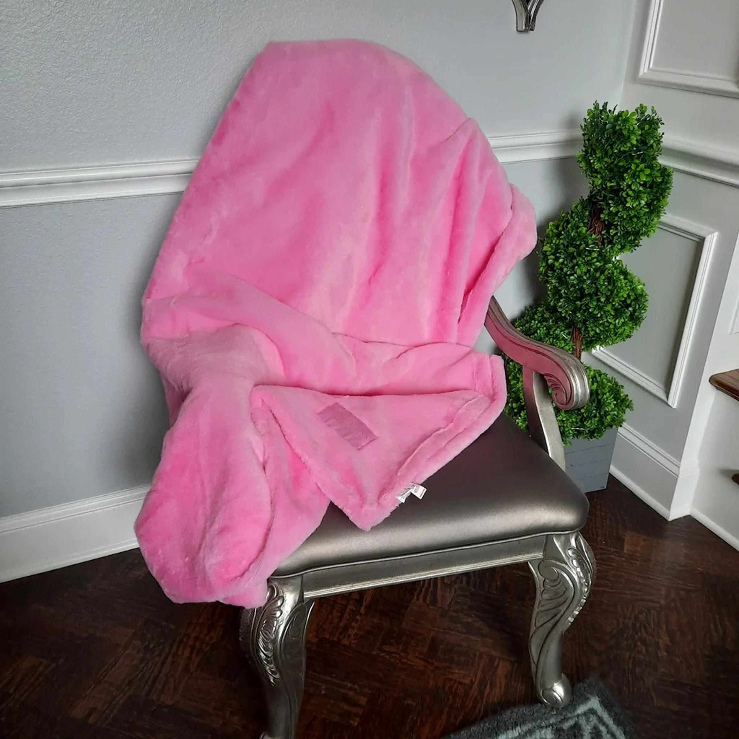 NEW Victoria's Secret Faux Fur Blanket in Bright Hibiscus Pink