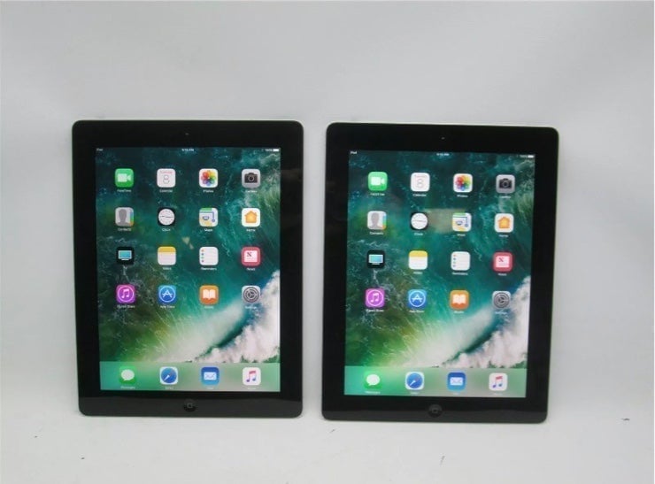 Lot of 2 Apple iPad 4th Gen Retina WiFi Tablets 9.7 + NEW Lightning Cables