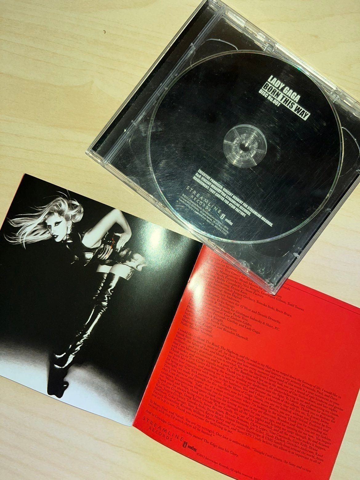 Lady Gaga Born This Way Deluxe Edition CD - detail