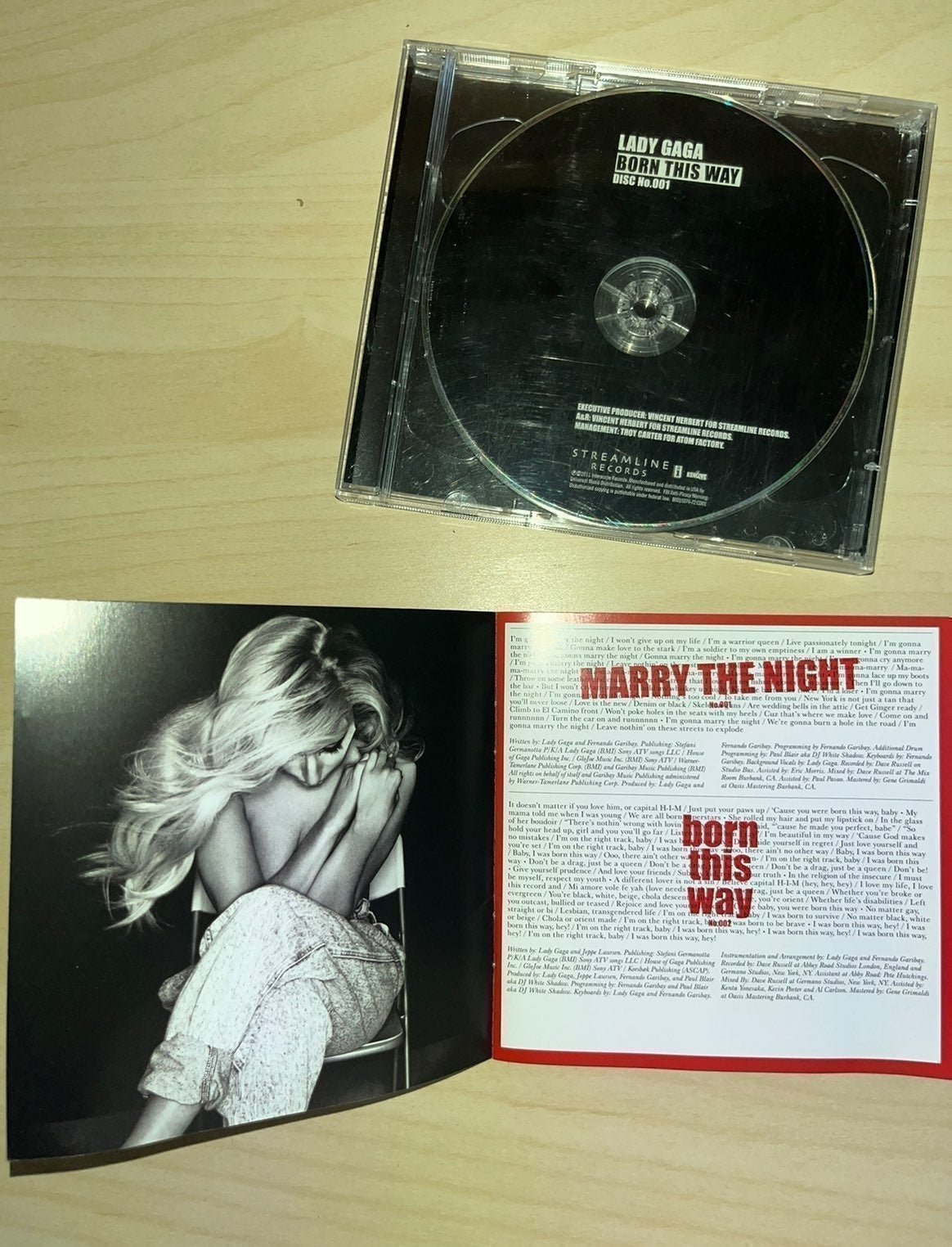 Lady Gaga Born This Way Deluxe Edition CD - detail
