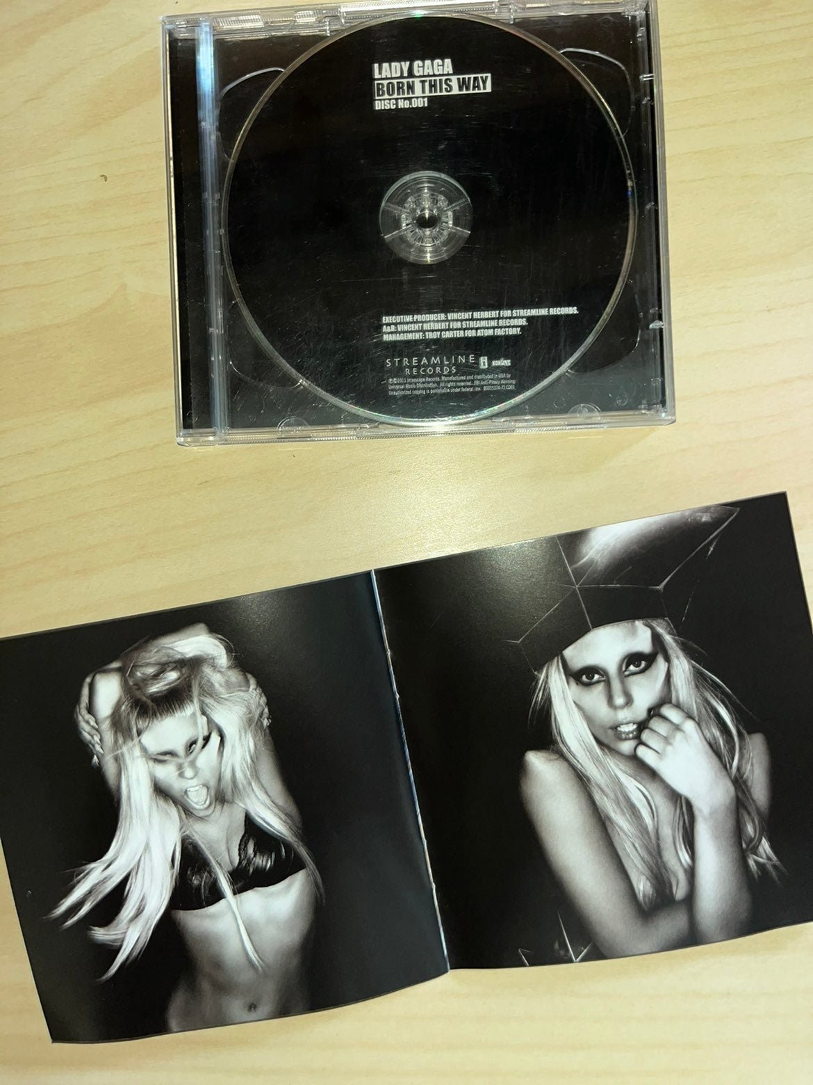 Lady Gaga Born This Way Deluxe Edition CD - detail
