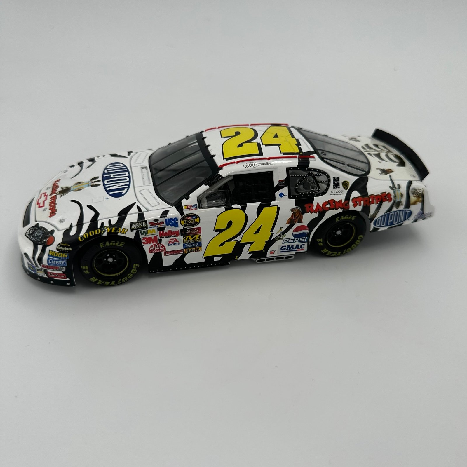 Race Fans 1:24 Jeff Gordon #24 DuPont/Racing Stripes 2004 Monte Carlo #4