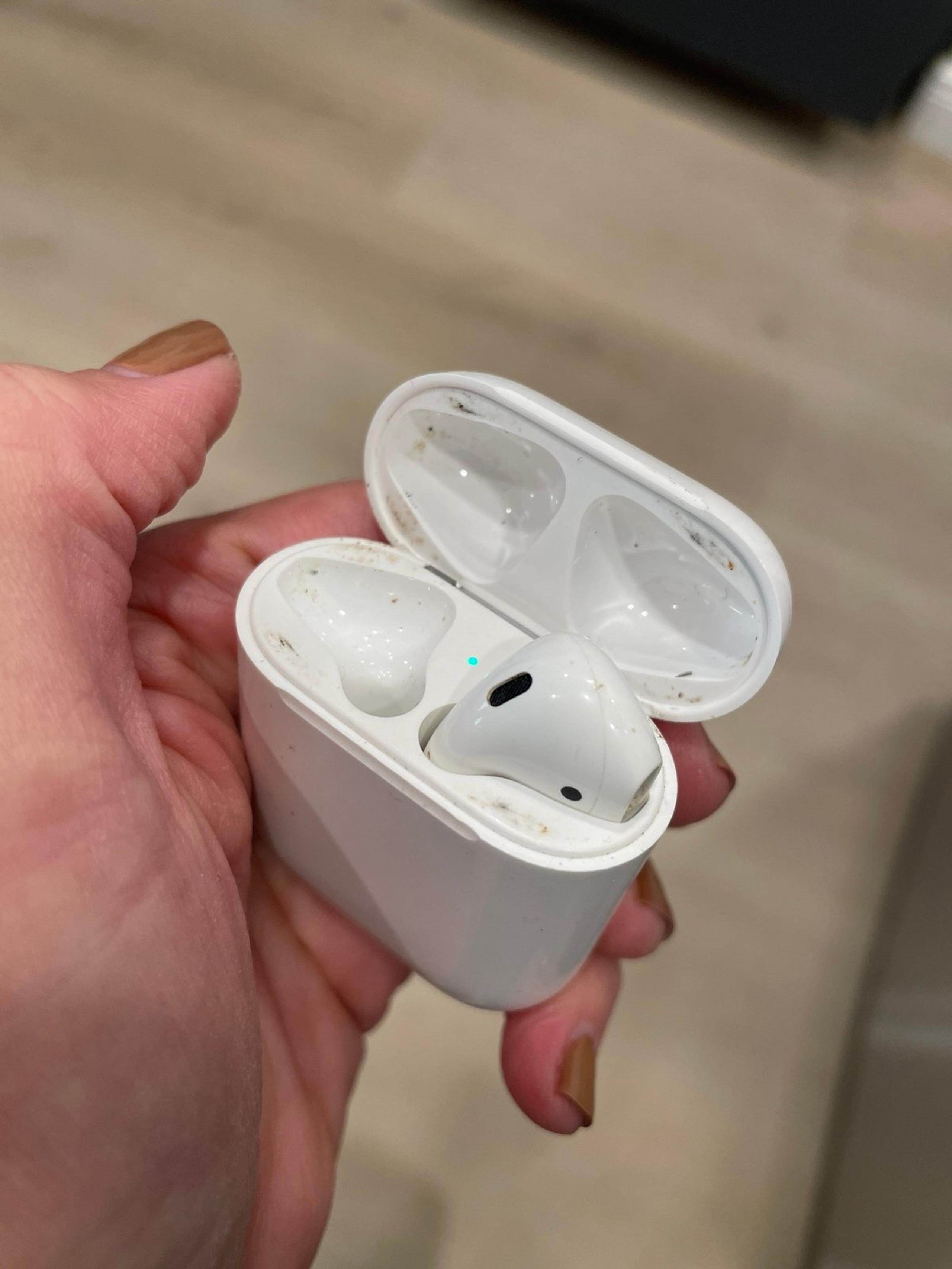 Airpods second gen right only pod and case