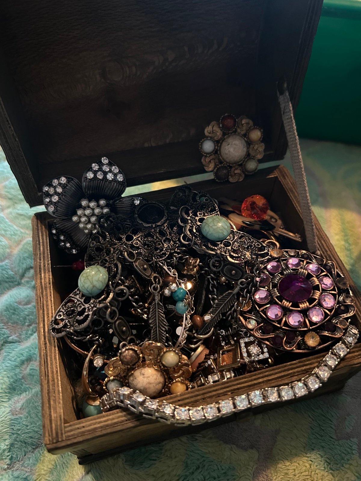 Jewelry Crafting Mystery treasure chest