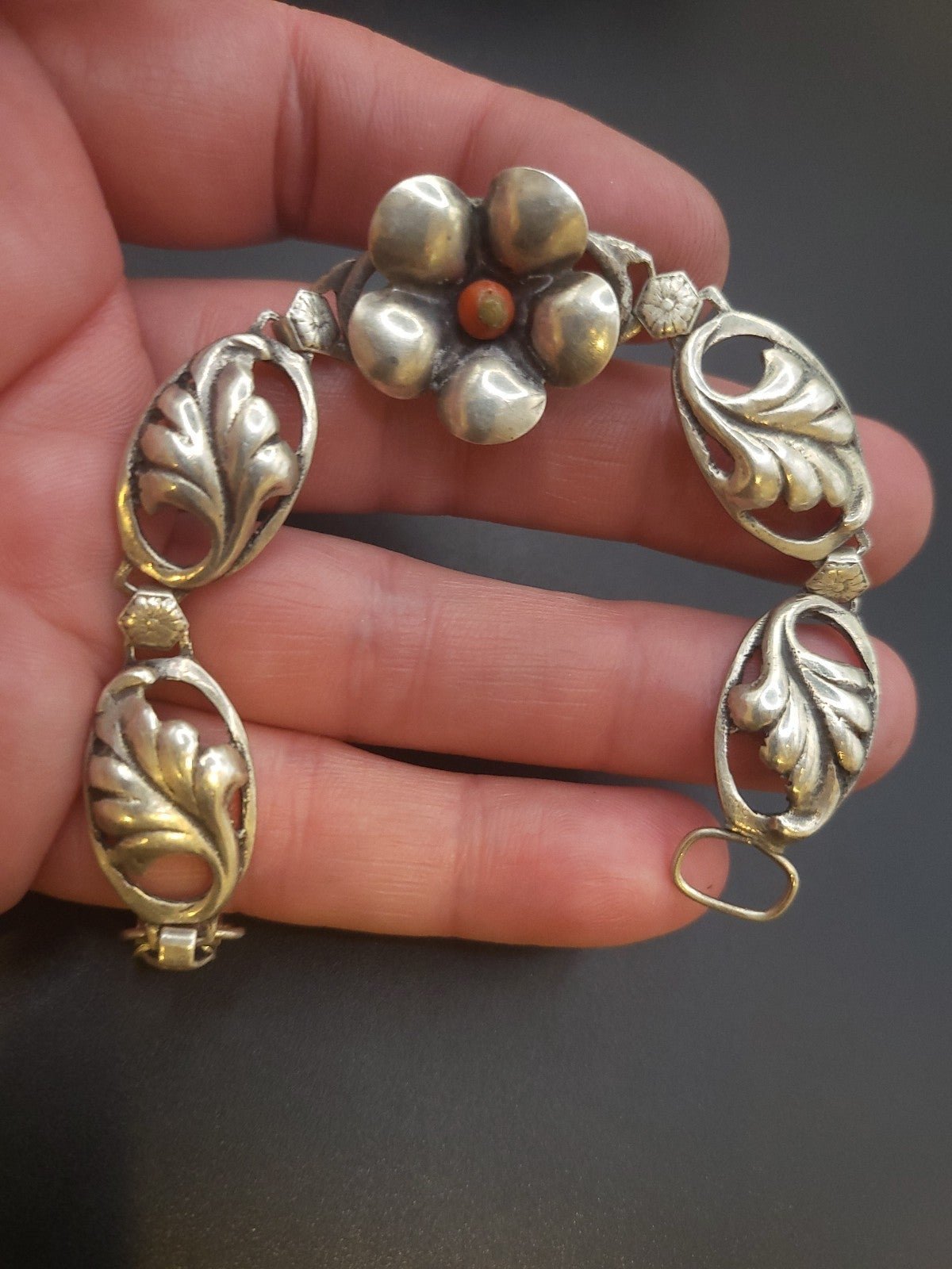 GORGEOUS VINTAGE STERLING SILVER FLOWER BRACELET. # 862
