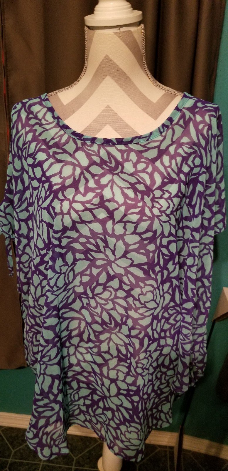 NWT JORDAN TAYLOR LADIES CHIFFON COVER UP. VERY PRETTY.