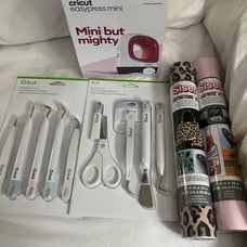 Cricut Bundle Mini press Everyrhing for 65.00