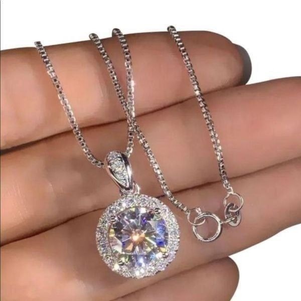 The Discus Pendant Necklace in 925 and cubic zirconia