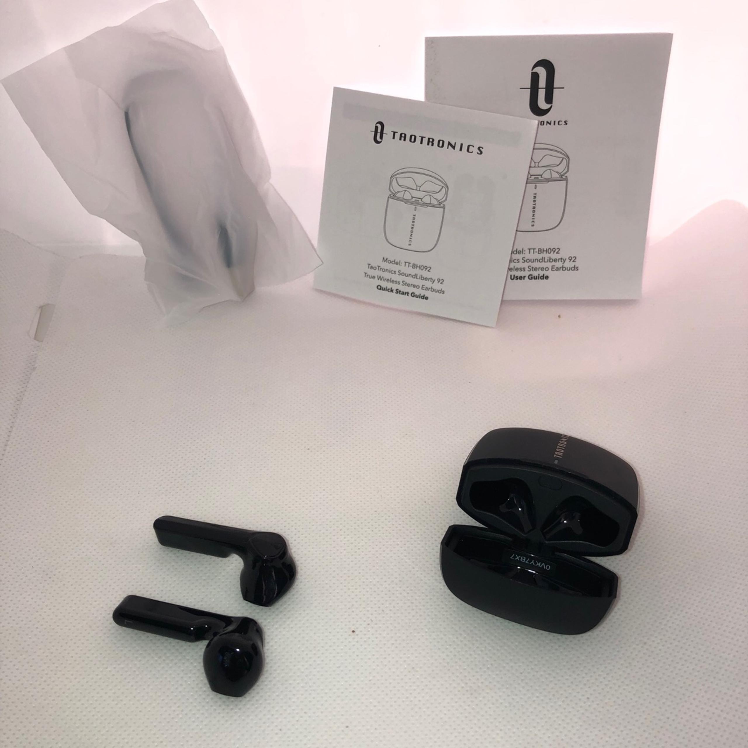 Wireless stereo earbuds