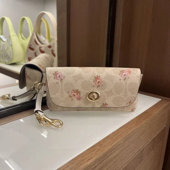 COACH SUNGLASS CASE IN SIGNATURE CANVAS WITH FLORAL PRINT CAP68 IMSAS