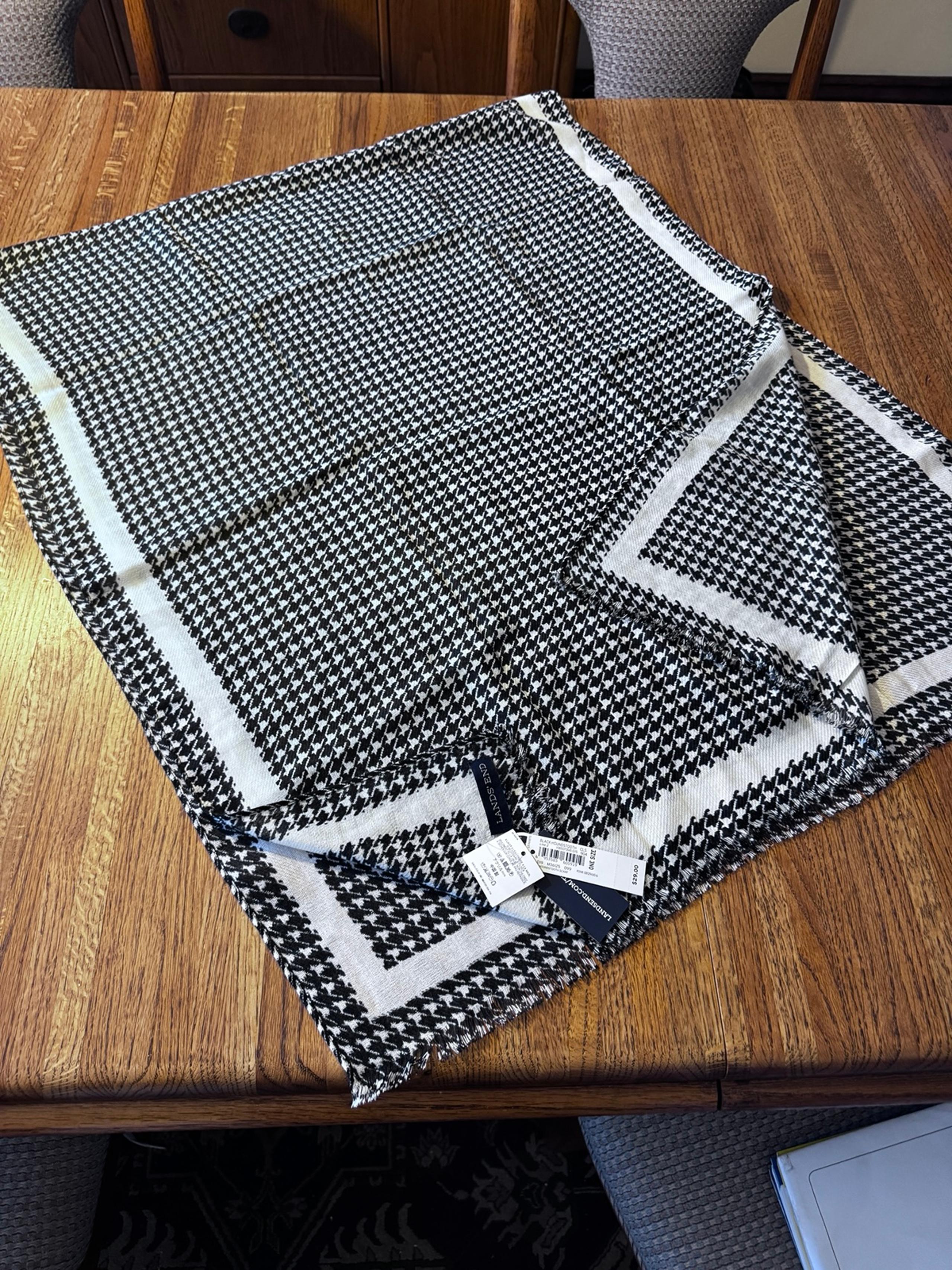NWT Land’s End Black and White Houndstooth Scarf