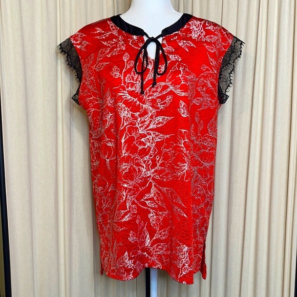 EUC- LULAROE ELEGANT- RED TEXTURED SHINY SILVER FLORAL BLOUSE WITH LACE SIZE L