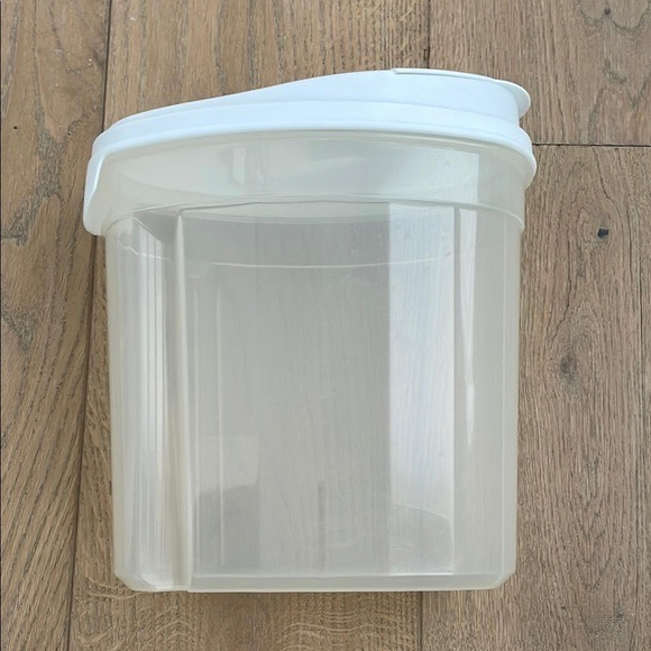 Rubbermaid | Snack/Cereal Pourable Storage Container with White Lid