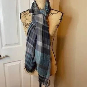 Beautiful reversal scarf (2 in 1) plaid on one side stripes on the other side.we