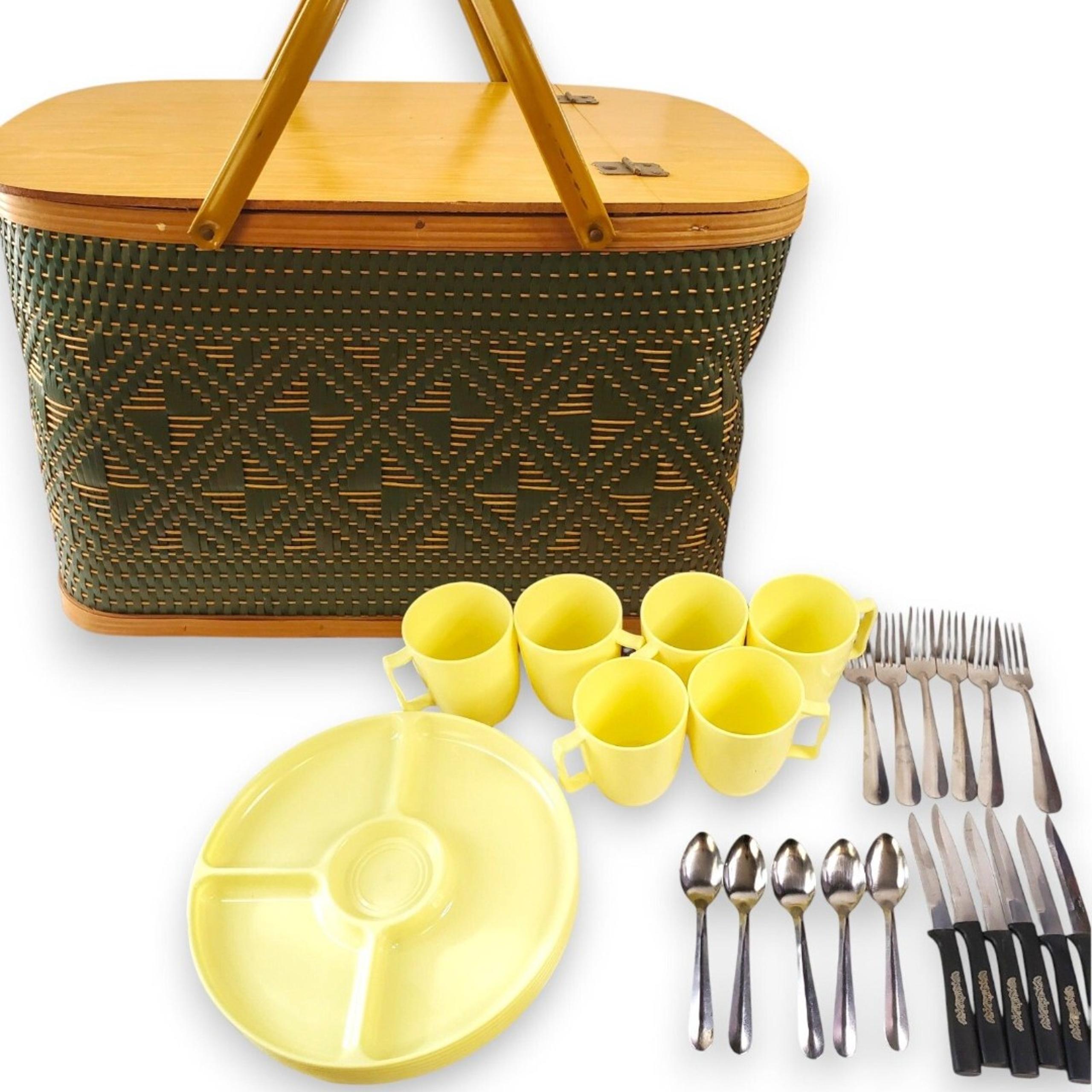 VTG Hawkeye Picnic Burlington Basket Company w/ Plates Cups & Cutlery for 6 Set