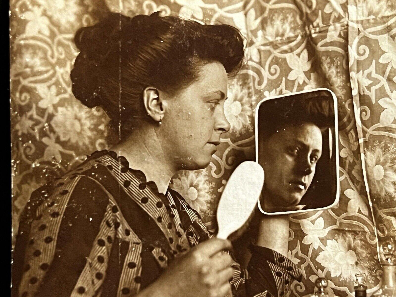 Antique Photo 1900s Beauty Shot Selfie In Mirror Of Young Woman Snapshot
