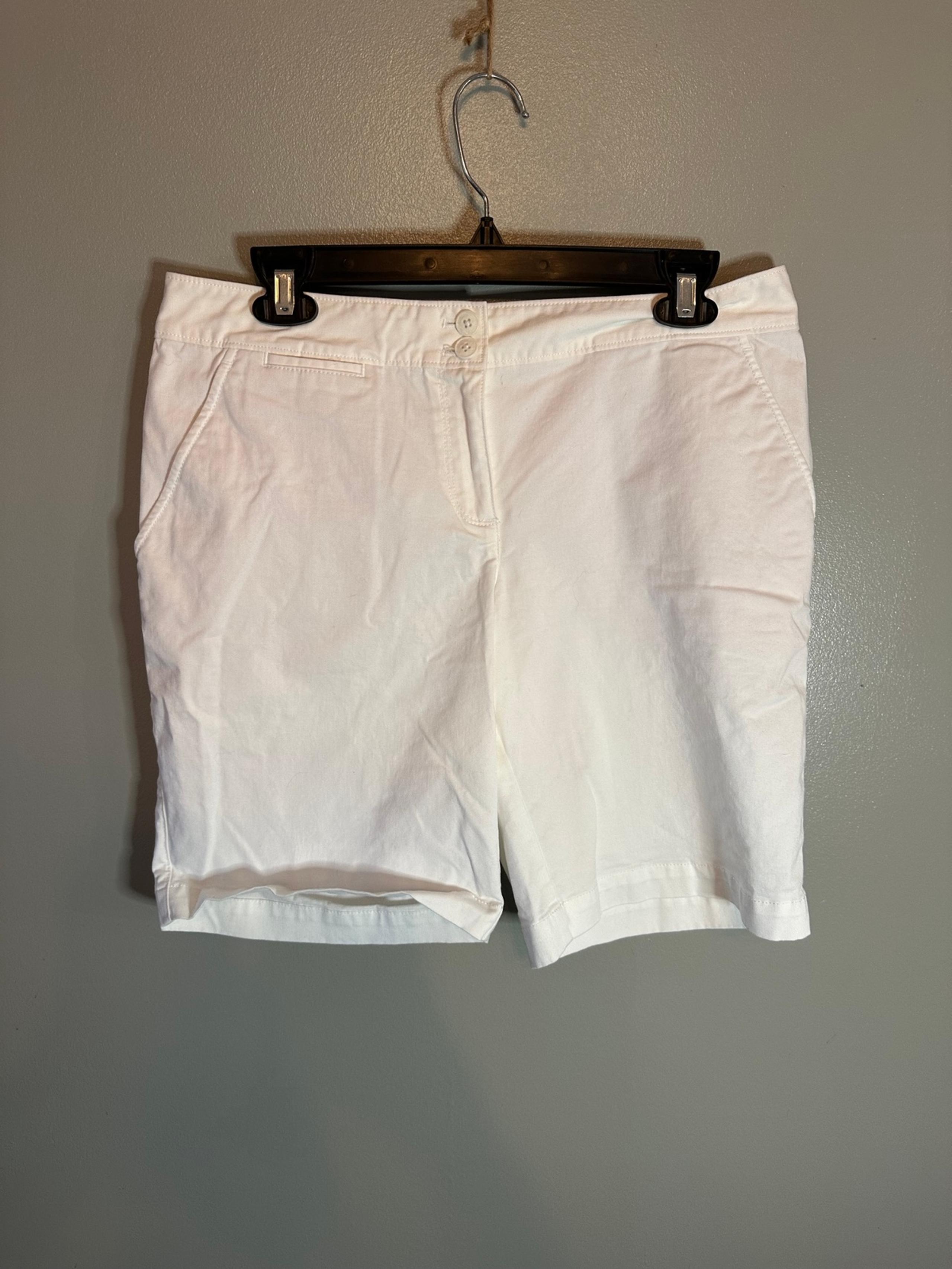 Tommy Bahama white Bermuda short size 6 for women