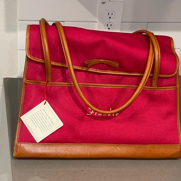 Red envelope Lexington pet carrier