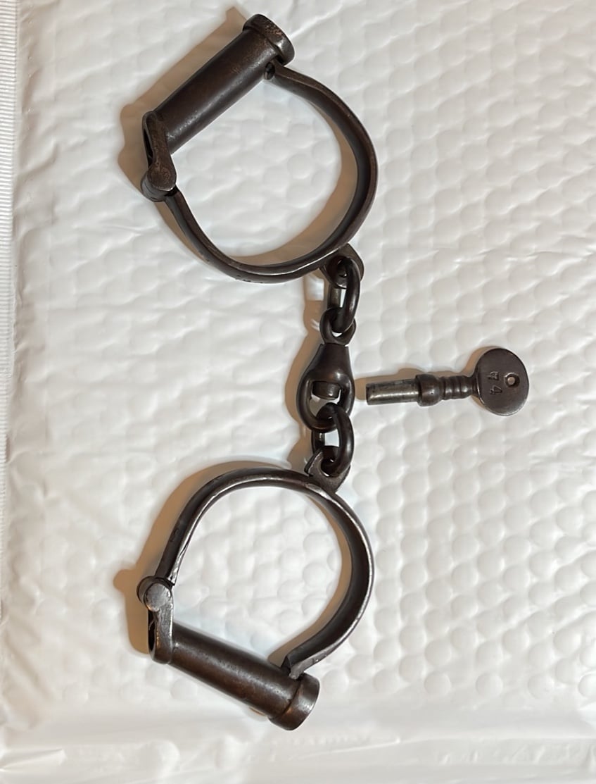 1917 ANTIQUE STEEL HANDCUFF WITH KEY