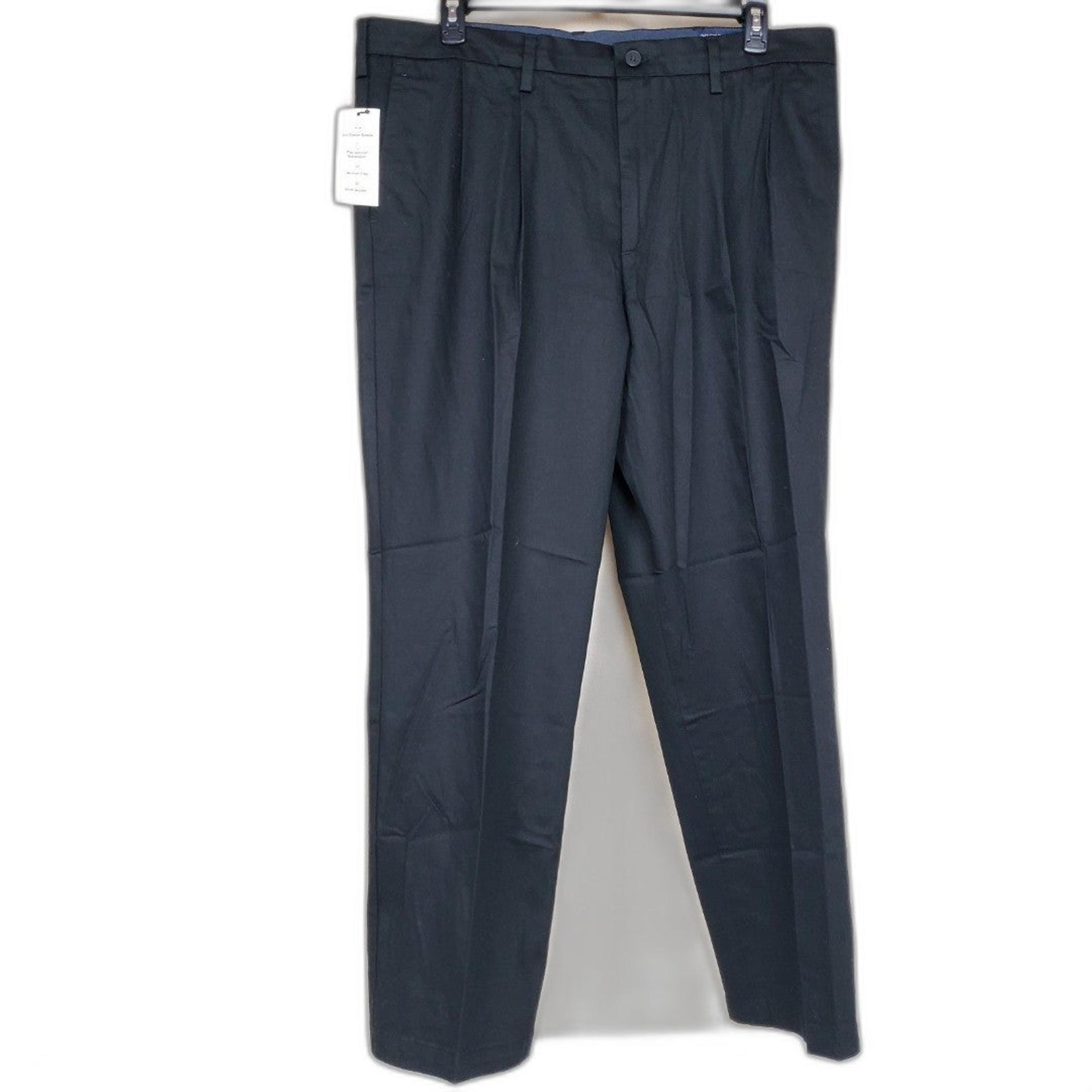 Dockers Men's 40x32 Signature Khaki Classic Pleated Stretch Dress Pant Black