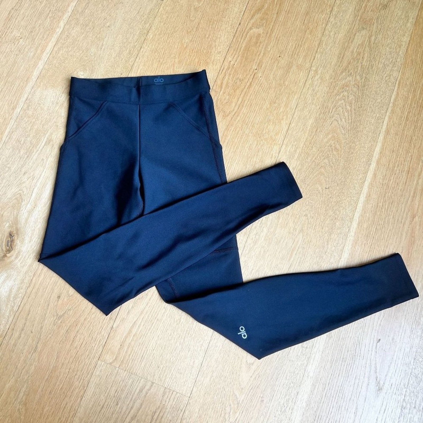 Alo Leggings with Pockets in Black