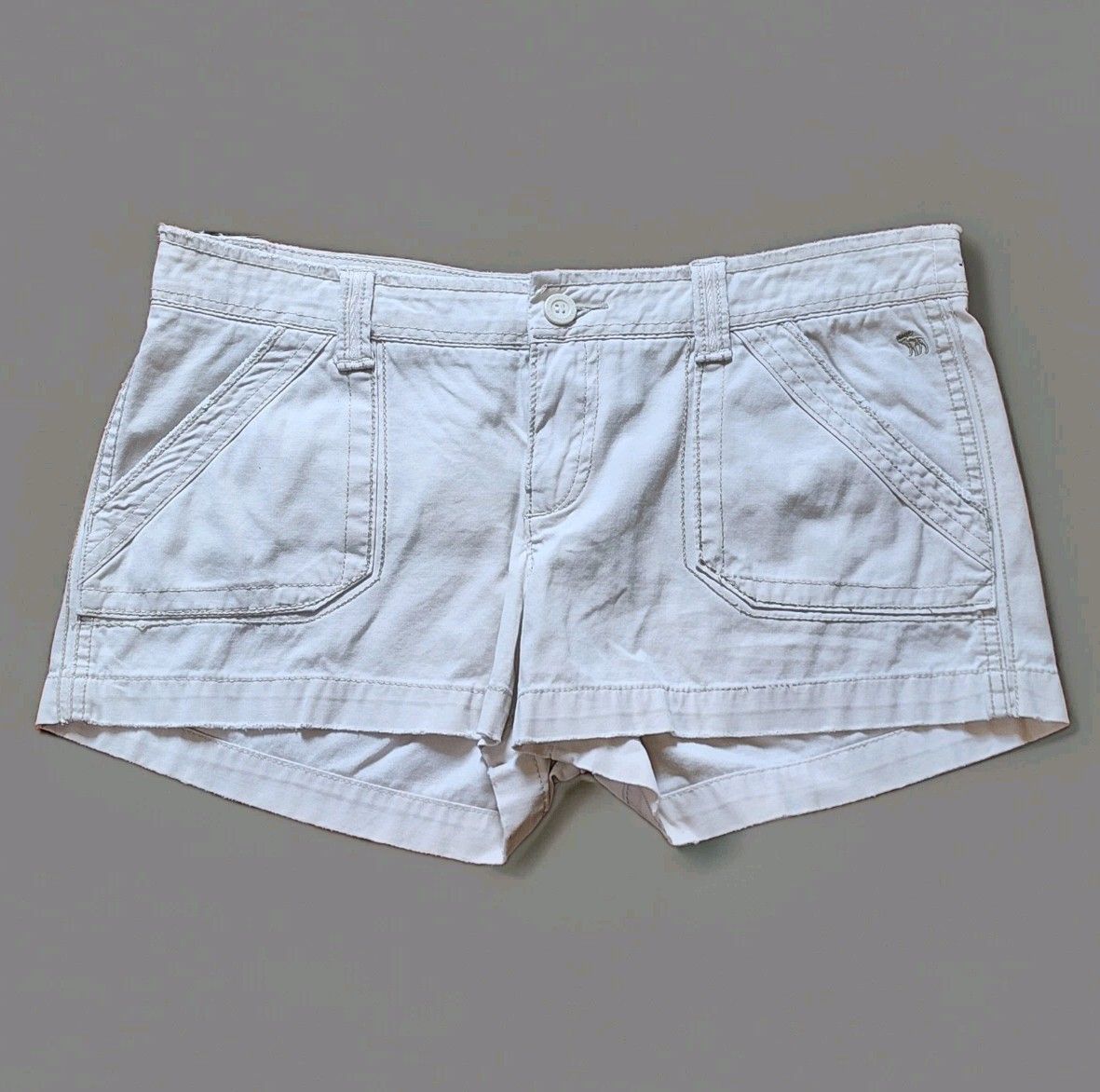 Y2K Abercrombie & Fitch Khaki Shorts – Size 6 – 100% Cotton