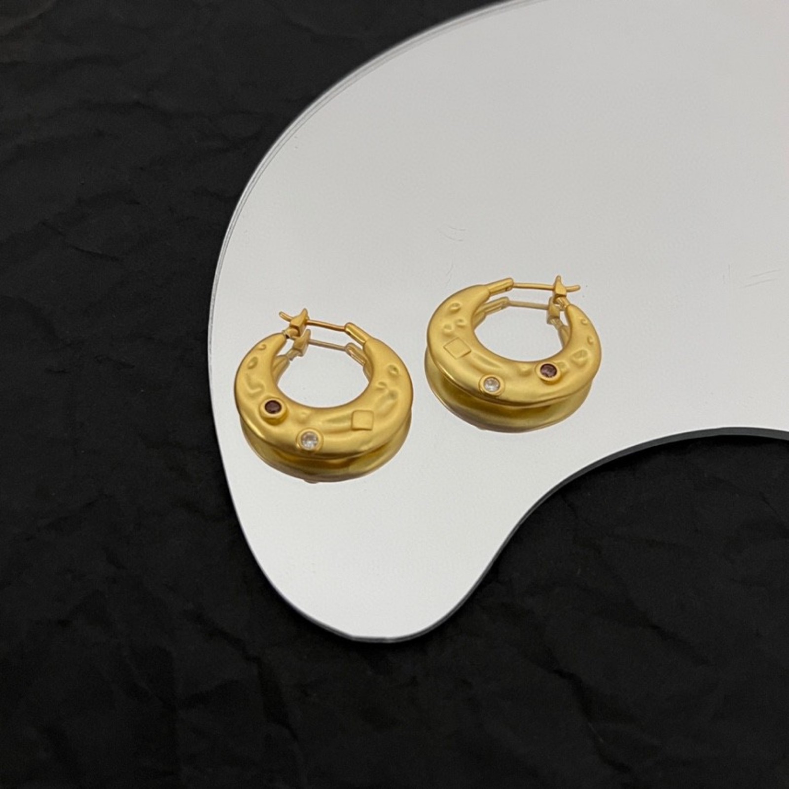 Gold fashion curved stud earrings