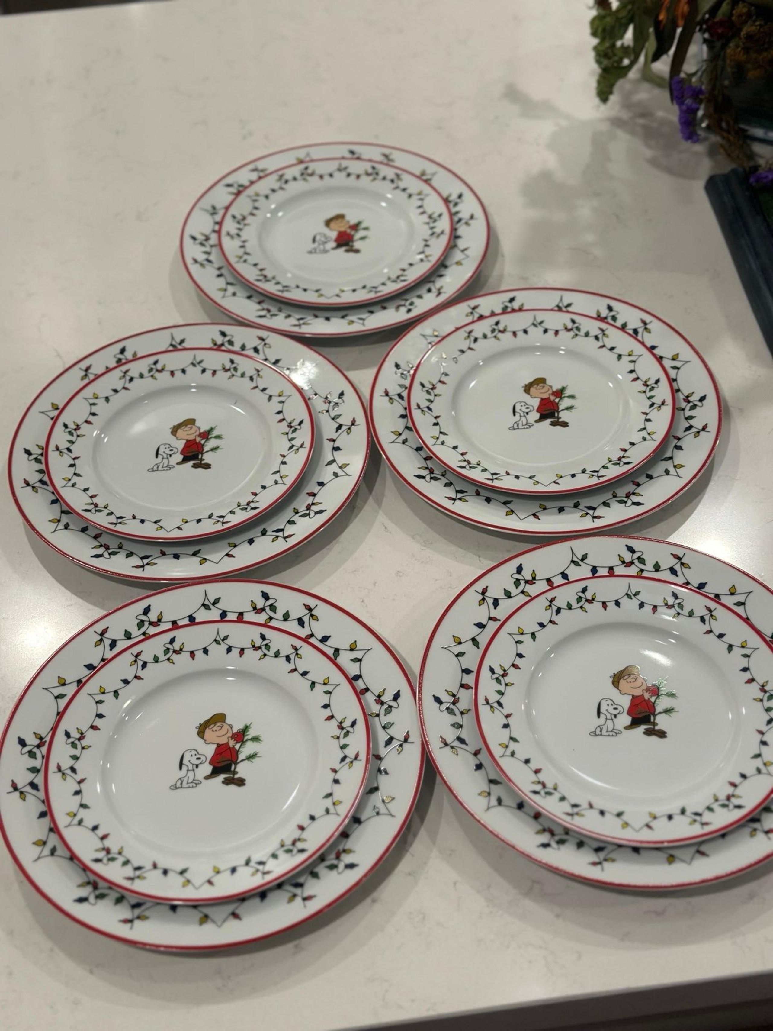 Peanuts Charlie Brown Christmas (5) Dinner Plate & (5) Salad Plates