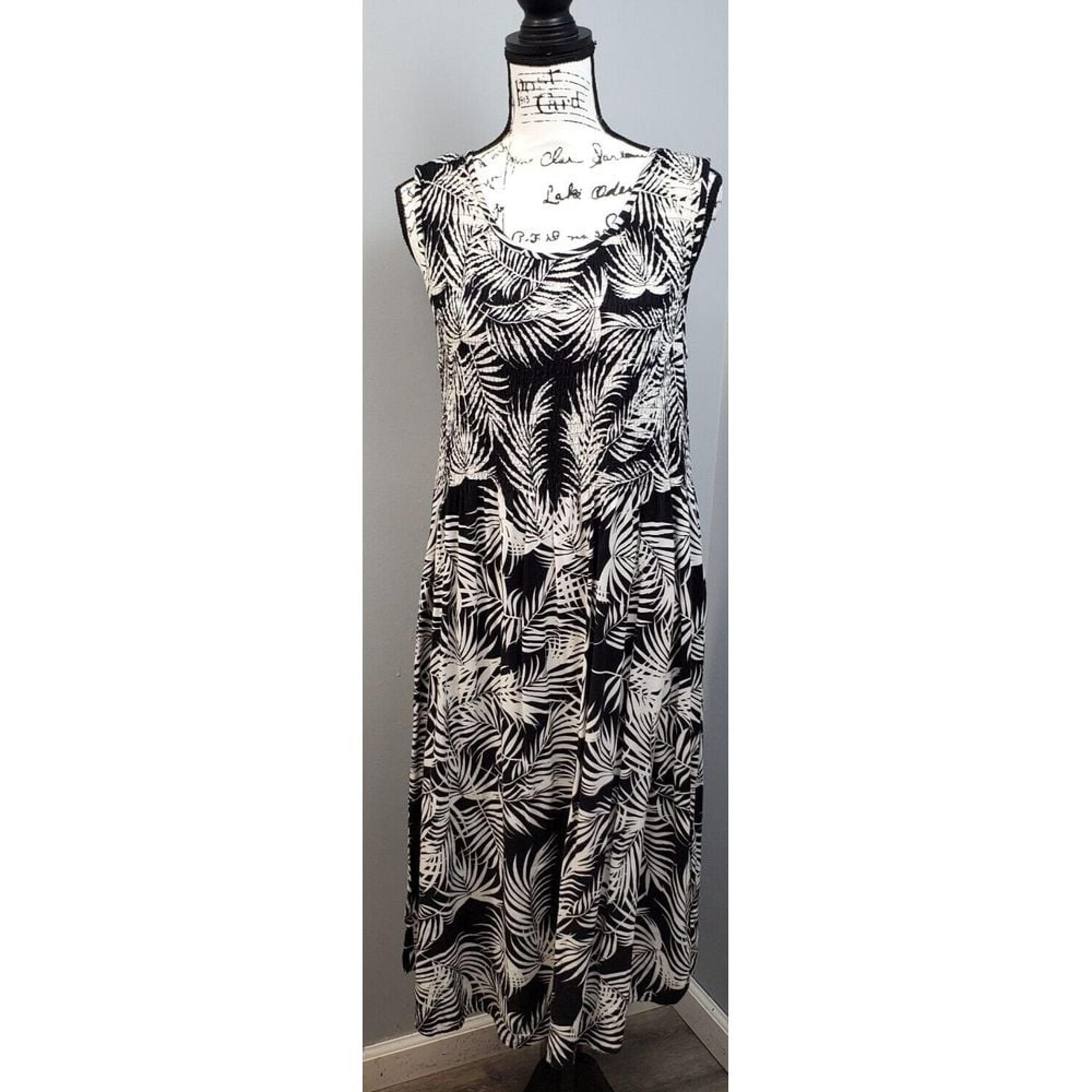 Croft & Barrow A Line Dress Women's M Black White Botanical Sleeveless Smocked
